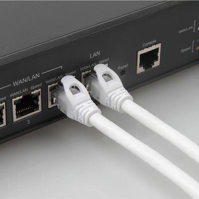 UTP blanco Cat6 remienda la chaqueta del PVC LSZH del cordón 24AWG 7/0.2 con el conector RJ45