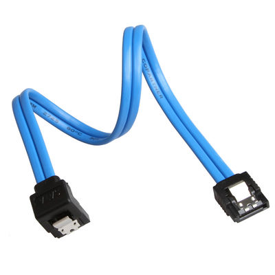 Cable práctico azul de SATA 3 6GB S con la fijación del cierre recto al enchufe de 90 grados